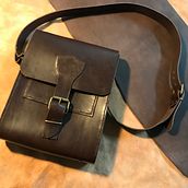 Bolso hombre de cuero artesanal. Design, Accessor, Design, Arts, Crafts, and Sewing project by josueytxart - 02.26.2023