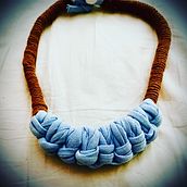 Mi proyecto del curso: Iniciación a la bisutería con cordón: fabrica tus propios collares. Un progetto di Artigianato, Design di gioielli, Macramè e Textile Design di Fiammetta Morace - 28.02.2023