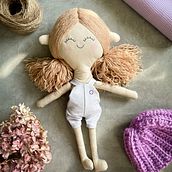 Mój projekt z kursu: Lalki szmaciane: projektowanie i szycie oraz tworzenie treści. Un projet de Artisanat, Conception de jouets, Réseaux sociaux, Photographie smartphone, Photographie de produits, Couture, Photographie pour Instagram , et Confection de patrons et vêtements de Julia Sielska - 03.03.2023