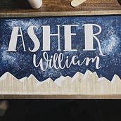 Asher Name Reveal Sign. Un projet de Peinture acr, lique, Lettering manuel, Lettering , et Peinture de Taylor - 04.03.2023