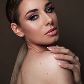 My project for course: Professional Lighting for Studio Photography. Photograph, Portrait Photograph, Photographic Lighting, Studio Photograph, and Digital Photograph project by ingridamusenko95 - 03.13.2023