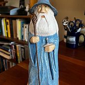 Gandalf style hand carved wizard in basswood and acrylic paints.. Projekt z dziedziny Obróbka drewna, Malarstwo akr i lowe użytkownika Jim Tedesco - 17.03.2023