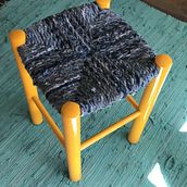 Silla encontrada con cuerda de jeans de deshecho. Design, Arts, Crafts, Furniture Design, Making, and Weaving project by connie_dancette - 03.18.2023