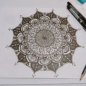 Il mio progetto del corso: L'arte del mandala: disegna motivi geometrici. Un progetto di Disegno e Illustrazione con inchiostro di chiara_catgiu20 - 19.03.2023