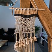 Mon projet du cours : Introduction au macramé : création d’une tapisserie décorative. Un projet de Création d'accessoires, Artisanat, Design d'intérieur, Décoration, Art textile, Macramé , et Design textile de plastre_g - 20.03.2023