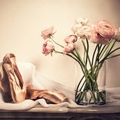 Still-life with pointes shoes. Un proyecto de Fotografía, Fotografía de estudio, Fotografía artística, Composición fotográfica y Fotografía digital de Evgeniya Stafeeva - 22.03.2023