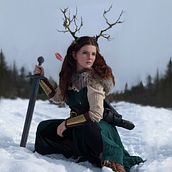 Skyrim Inspired Self Portrait. Un proyecto de Fotografía, Retoque fotográfico, Fotografía de moda, Instagram, Fotografía para Instagram y Diseño de vestuario de Leah Souman - 28.02.2023
