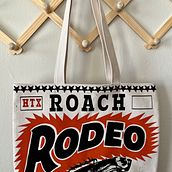Roach Rodeo Tote Bags. Un proyecto de Bellas Artes, Diseño gráfico, Serigrafía, Diseño, Ilustración tradicional, Dirección de arte, Br e ing e Identidad de Tess - 28.12.2022