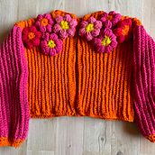 Mi proyecto del curso: Crochet: teje un suéter colorido con aplicaciones florales. Crochet, and Textile Design project by jaelgmichelson - 03.22.2023