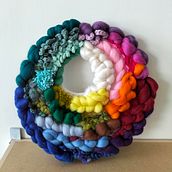My project for course: Circular Weaving for Colorful Wall Decor. Un proyecto de Artesanía, Diseño de interiores, Tejido, Telar y Diseño textil de Marina - 25.03.2023