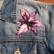 Pintura e bordado em roupas. Painting, Fashion Design, Embroider, DIY, Upc, cling, and Textile Design project by Rosângela Santos - 03.19.2023