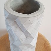 My project for course: Geometric Handmade Molds: Design 3D-faceted Objects. Un proyecto de Diseño, Diseño de complementos, Artesanía, Bellas Artes, Diseño de interiores, Decoración de interiores, Interiorismo y DIY de Gustavo Bonny - 02.04.2023