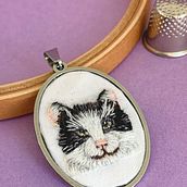 Meu projeto do curso: Minibordado realista de pet. Jewelr, Design, Embroider, and Textile Design project by acarolinagouvea - 03.26.2023