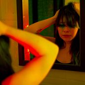 PUNTO DE QUIEBRE | Retratos cinemáticos. Un proyecto de Fotografía, Post-producción fotográfica		, Retoque fotográfico, Iluminación fotográfica, Composición fotográfica, Cine, vídeo, televisión, Cine, Vídeo, Producción audiovisual					, Fotografía digital, Realización audiovisual, Fotografía para Instagram, Narrativa y Autorretrato Fotográfico de Almardianeli Ortíz Fabián - 07.03.2023