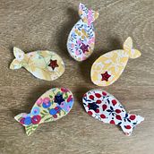 Broches sardines en tissu Liberty of London. Jewelr, and Design project by Pauline - 04.04.2023