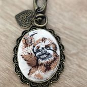 Mini Pet realista - Preguicinha. Een project van Borduurwerk, Sieradenontwerp y  Ontwerp van Estela Pinheiro - 04.04.2023