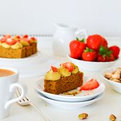 Food Styling and Photography: Pistachio Financiers. Een project van Fotografie, Social media, Retoucheren van foto's, Mobiele fotografie, Productfotografie, Digitale fotografie, Culinaire fotografie, Fotografie voor Instagram, Lifest, le fotografie, Food St y ling van carmen5188 - 06.04.2023