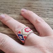 Mon projet du cours : Bijoux tissés en perles : créez des motifs élégants. Design de acessórios, Artesanato, Design de joias, e Tecido projeto de Marion FONSECA - 16.04.2023