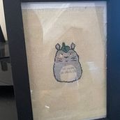 Cross-stitched Totoro . Un progetto di Artigianato, Creatività e Ricamo di Evie L - 31.03.2022
