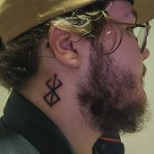 Primeira tatuagem no pescoço. Un proyecto de Diseño de tatuajes de Hellen Henkels - 15.04.2023