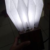 Meu projeto do curso: Criação de luminárias de origami com papel. Arts, Crafts, Furniture Design, Making, Lighting Design, Paper Craft, Decoration, and DIY project by bruna_28 - 04.27.2023