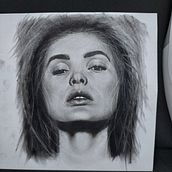 My project for course: Artistic Charcoal Portraiture: Creating Atmosphere. Un progetto di Illustrazione tradizionale, Belle arti, Disegno, Disegno di ritratti, Disegno realistico e Disegno artistico di meital shitrit - 02.05.2023