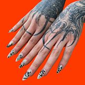Nail art alien aquatique . Un projet de Illustration traditionnelle, Design , Publicité, Photographie, Création d'accessoires, Artisanat , et Art urbain de Mathilde Chevallier - 09.05.2023
