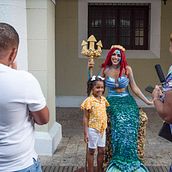 Las Estatuas vivientes llenan de color la calle el Conde . Scriere și Fotografie documentară de Dania Acevedo - 05.08.2023