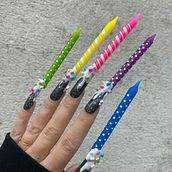 Mon projet du cours : Initiation au Nail Art. Un projet de Design , Illustration traditionnelle, Peinture, Création de motifs , et Peinture décorative de Mathilde Chevallier - 12.05.2023