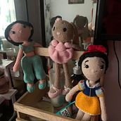 Mi proyecto del curso: Elaboración de muñecas amigurumi románticas Ein Projekt aus dem Bereich H, werk, Spielzeugdesign, Weben, Crochet, Amigurumi und Textildesign von Isabella Gutierrez - 17.05.2023
