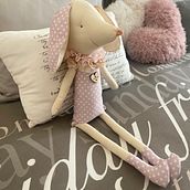 Il mio progetto del corso: Design e confezione di pupazzi di stoffa. Character Design, Arts, Crafts, To, Design, Sewing, Patternmaking, Dressmaking, and Creativit project by Daniela Puglisi - 05.25.2023