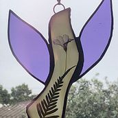 Mi proyecto del curso: Creación de vidrieras con flores prensadas Ein Projekt aus dem Bereich Erweiterungsentwicklung, H, werk, Innendesign, Dekoration von Innenräumen, DIY und Blumen- und Pflanzendesign von Patricia García - 21.04.2023