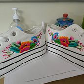 Mi proyecto del curso: Bordado freestyle sobre tul para principiantes. Accessor, Design, Embroider, Botanical Illustration, and Textile Design project by Vanessa Inga - 05.26.2023