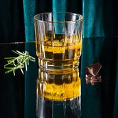 Salud. Photography, Art Direction, and Photo Retouching project by Mariana Olmos - 02.12.2023