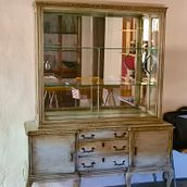 vitrina restaurada con Chalk paint. Furniture Restoration, Upc, and cling project by Maria Cinta Botella - 05.31.2023