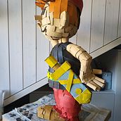 Cardboard Sculptures for Beginners - Spirousterix . Design de caractere de Renato Schmid - 06.03.2023