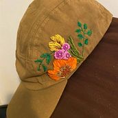 Flores e Folhas - Boné . Een project van Borduurwerk, Ontwerp van accessoires,  Botanische illustratie y Textielontwerp van Elaine Campos - 31.05.2023
