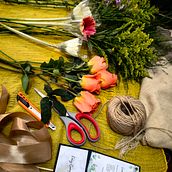 Mi proyecto del curso: Diseño de arreglos con flores de temporada. Interior Design, L, scape Architecture, Decoration, DIY, Floral, and Plant Design project by Eunice Pineda - 06.08.2023