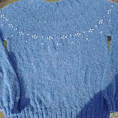 Mi proyecto del curso: Diseño y tejido de punto con mostacillas de colores. Accessor, Design, Fiber Arts, Knitting, and Textile Design project by karinabertana - 06.18.2023