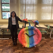 Meu projeto do curso: Esculturas em papelão para iniciantes (O relógio/ the clock). Een project van Ontwerp van personages, Craft,  Beeldende kunst y Beeldhouwwerk van Amanda Gobus - 12.06.2023