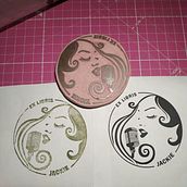 Mi proyecto del curso: Creación de sellos con tipografía e imágenes. Un progetto di Illustrazione tradizionale, Artigianato, Belle arti, Tipografia, Stampa e Incisione di Jacqueline Santiago - 19.06.2023