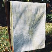 Mi proyecto del curso: Teñido textil con pigmentos naturales (curcuma y hojas de acelga) con la tecnica Shibori. DIY, Textile D, eing, Textile Design, and Decoration project by Alexandra Glaser - 06.23.2023