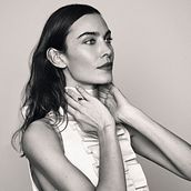 Alexa Chung - YA magazine. Photo Retouching, Photograph, and Post-production project by clau bravo schaad - 06.28.2023