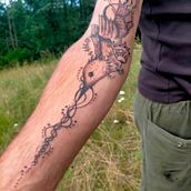 Mon projet du cours : Tatouage botanique en pointillisme. Un proyecto de Ilustración tradicional, Diseño de tatuajes e Ilustración botánica de Meï PORET - 29.06.2023