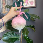 Mi proyecto del curso: Introducción al crochet: amigurumis inspirados en alimentos. Arts, Crafts, To, Design, Fiber Arts, DIY, Crochet, and Amigurumi project by Sam Cullari - 04.24.2023