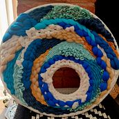Mi proyecto del curso: Tejido en telar circular para tapices de pared coloridos. Arts, Crafts, Interior Design, Pattern Design, Fiber Arts, Weaving, and Textile Design project by adrianette - 07.03.2023