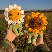 Daisy & Sunny. Un projet de Crochet , et Amigurumi de Aline Sasada - 05.07.2023