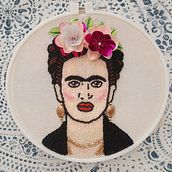 Mi proyecto del curso: Retratos bordados en pedrería. Accessor, Design, Decoration, Textile Design, and Embroider project by Celina Lagunes Rivera - 07.05.2023