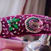 Mi proyecto del curso: Bordado con pedrería: crea accesorios para el pelo. Un progetto di Design di accessori, Artigianato, Design di gioielli, Fashion design, Ricamo, DIY e Textile Design di aldanahonor - 10.07.2023