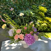 Mon projet du cours : Décor floral : compositions joyeuses et colorées. Un progetto di Interior design, Paesaggismo, Interior Design, DIY e Design floreale e vegetale di mariefratta - 10.07.2023